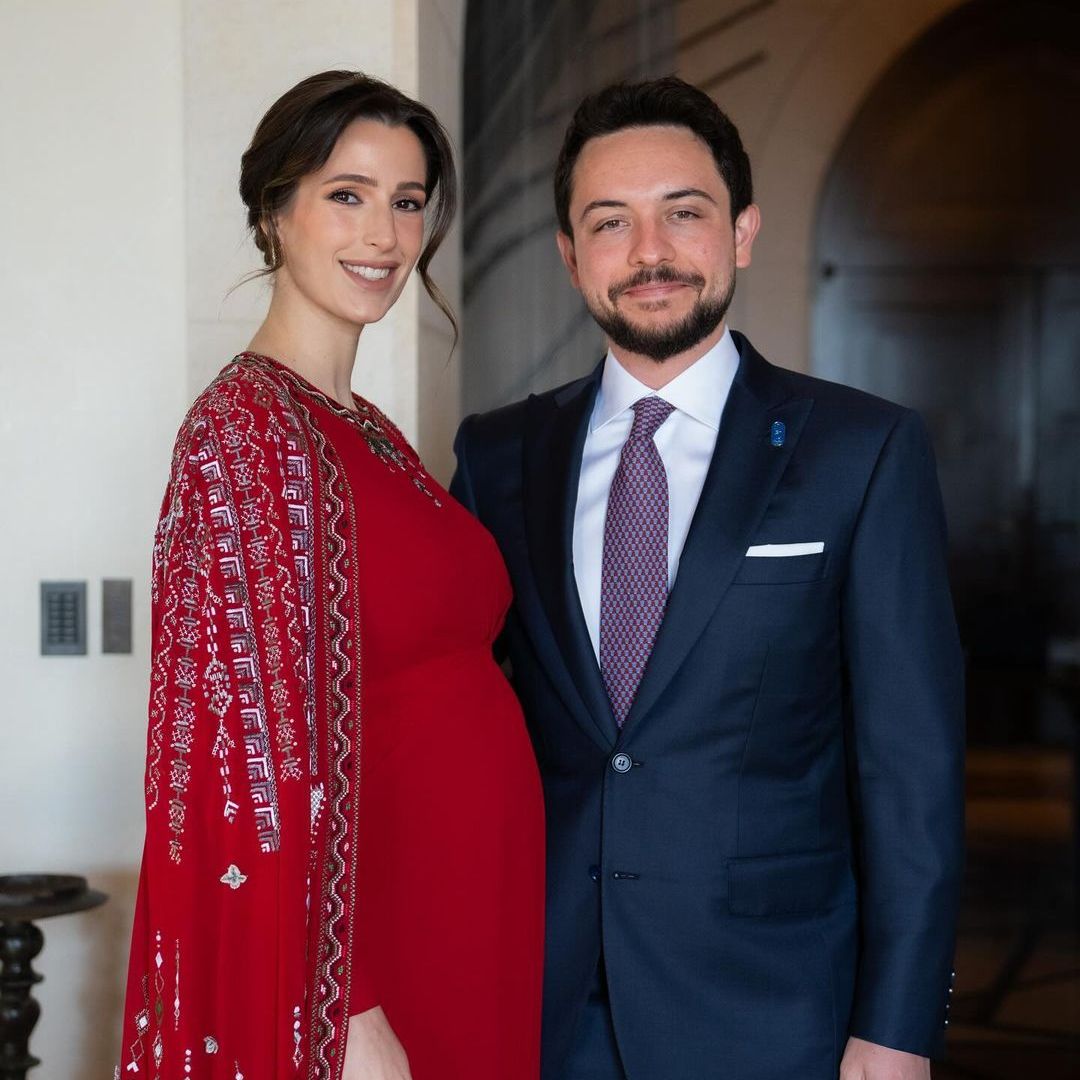 Rajwa Al Hussein presume su embarazo y apuesta por los zapatos favoritos de la temporada