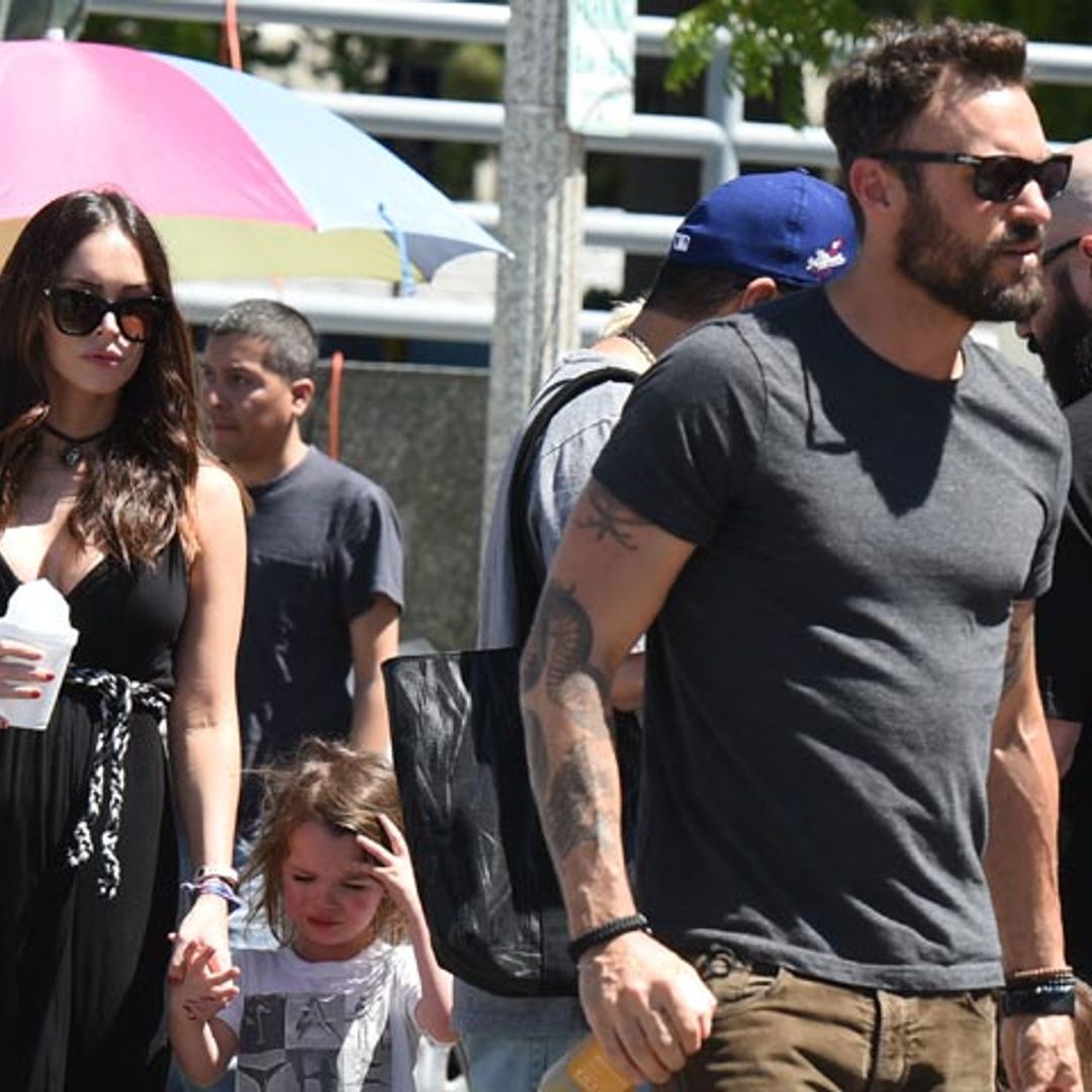 Una embarazada Megan Fox y su exmarido juegan a ser una familia feliz, aunque el bebé 'no entraba en sus planes'