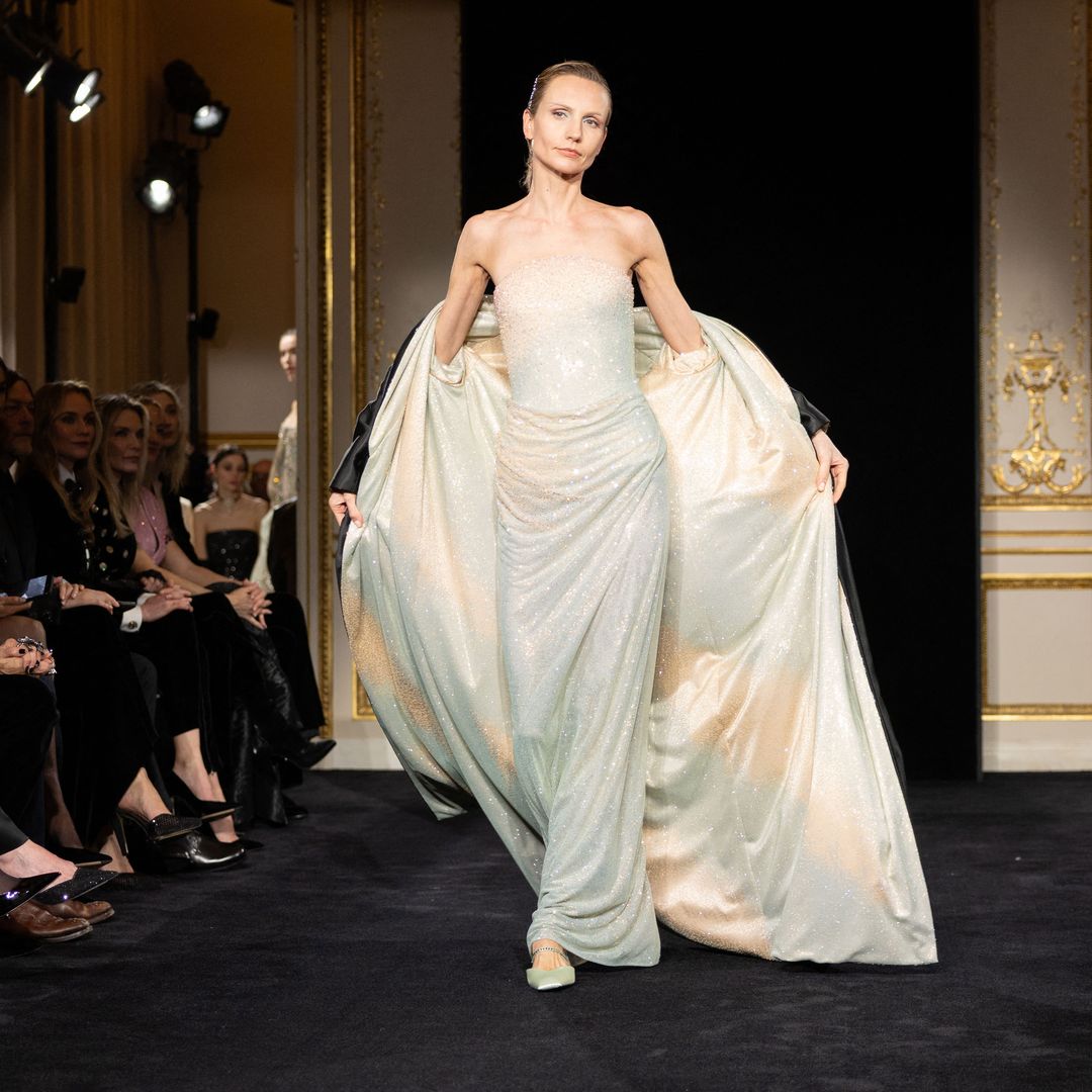 Primer desfile de Giorgio Armani Privé sin su fundador: el debut de su sobrina, el jade como protagonista y un vestido histórico