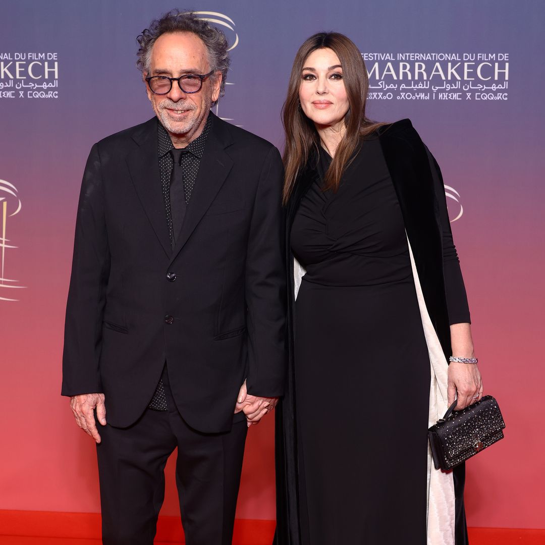 Monica Bellucci, junto a Tim Burton, triunfa en el Festival de Cine de Marrakech con vestido drapeado y capa de terciopelo