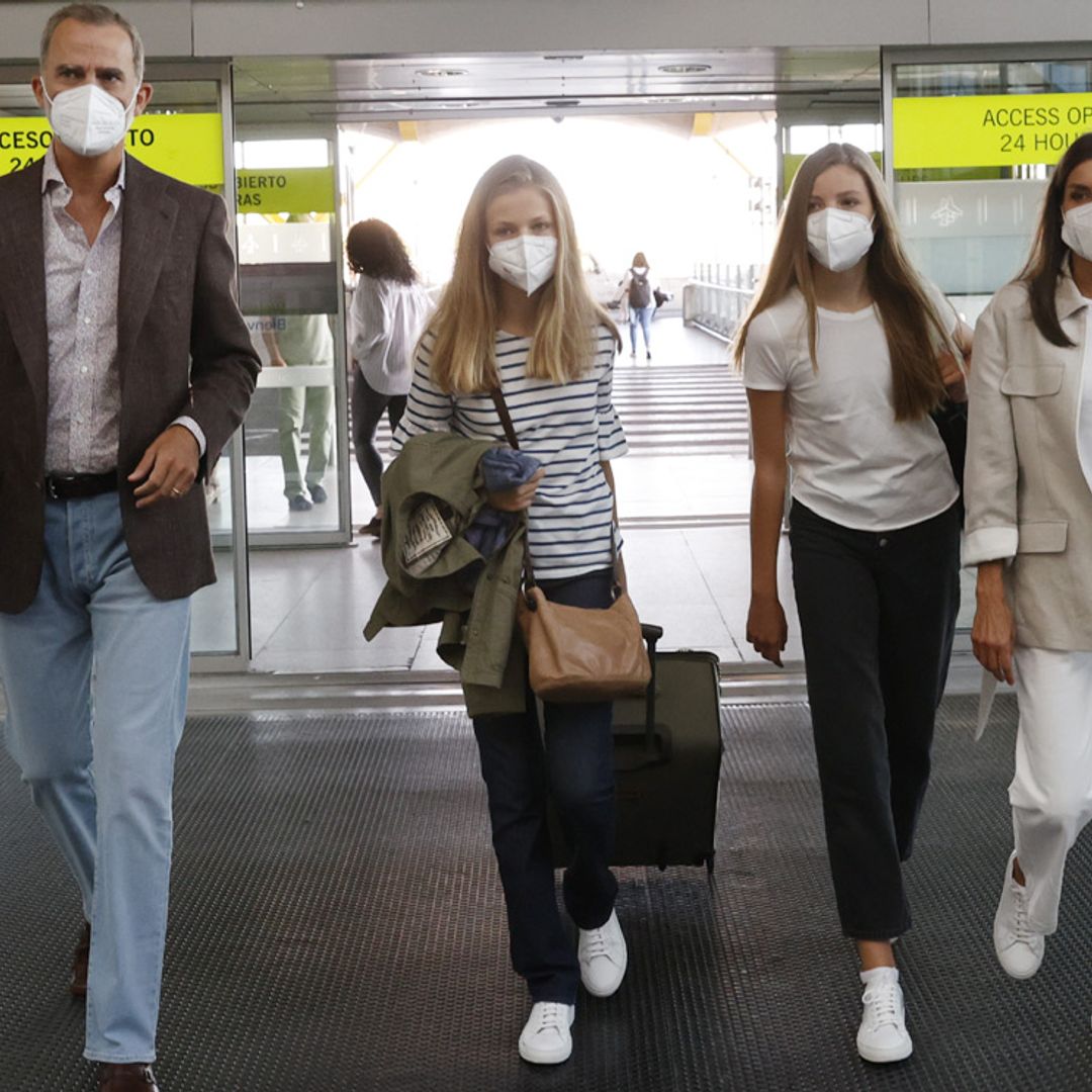 Las emotivas fotografías de los Reyes despidiendo a su hija Leonor en el aeropuerto