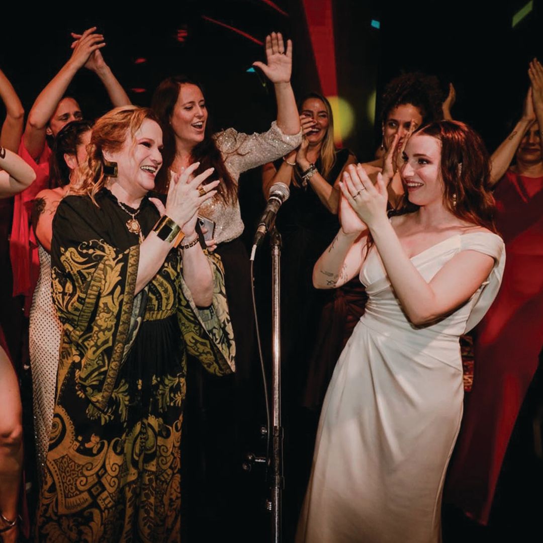 La novia cantante junto a su madre y el resto de invitados en la fiesta