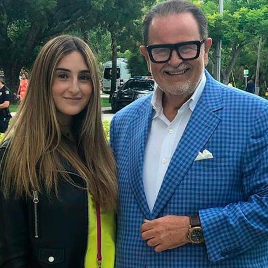 Raúl de Molina y su esposa ayudan a su hija Mia en su regreso a clases en la universidad