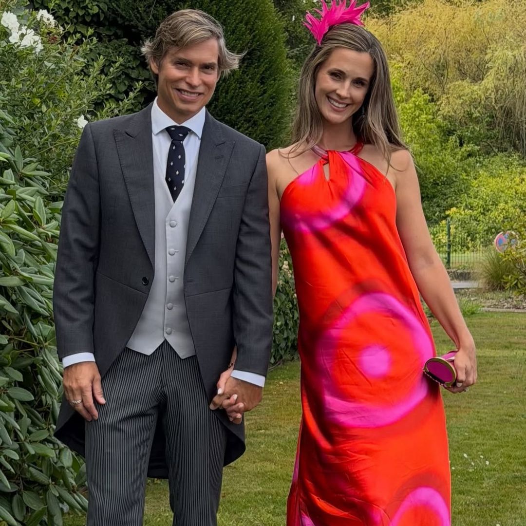 Astrid Klisans vuelve a enamorar a Carlos Baute con un vestido rojo y tocado de plumas en una boda familiar muy especial