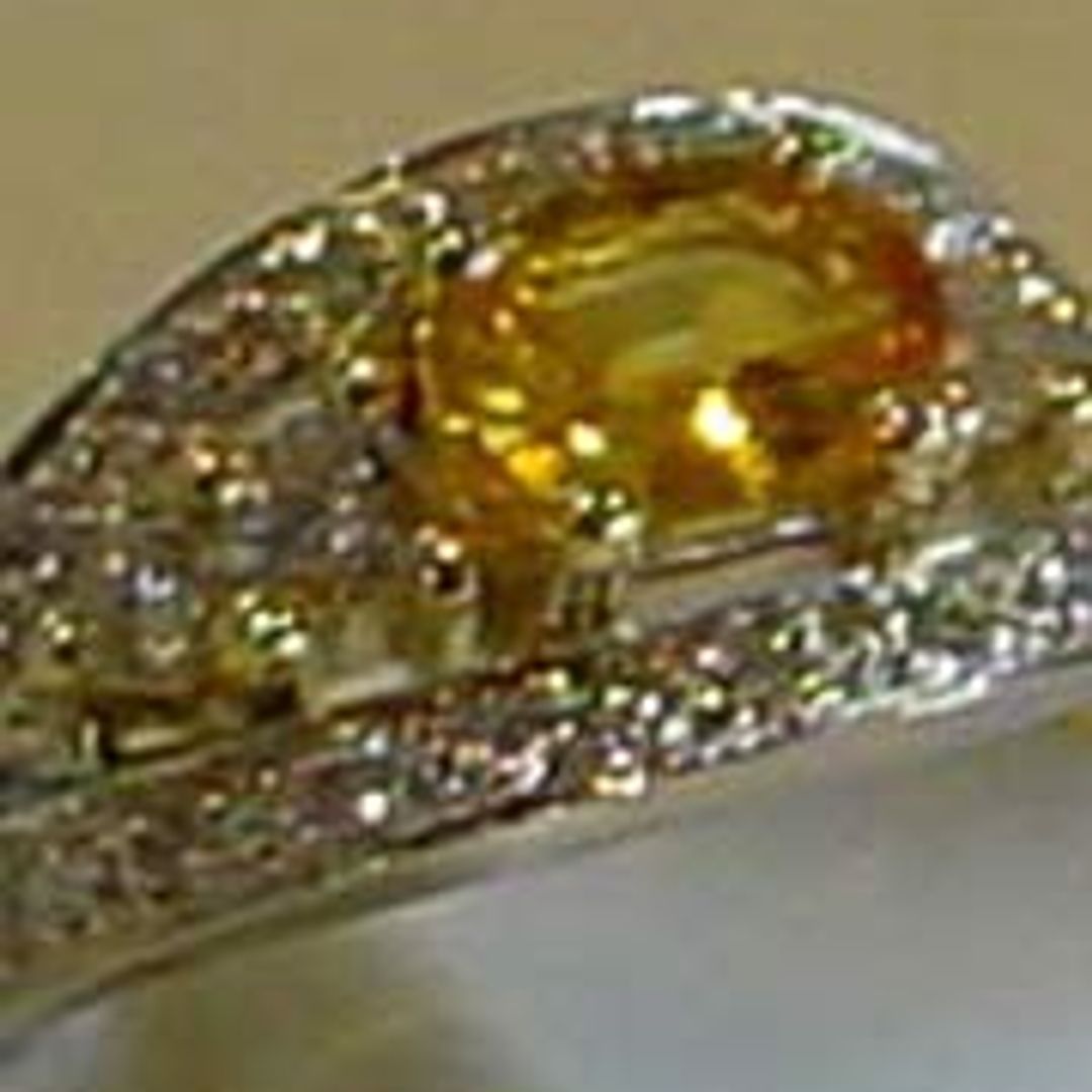 Guillermo de Holanda eligió un anillo con un diamante naranja –el color del reino- en forma de óvalo protegido, en los extremos, por dos brillantes de corte esmeralda
