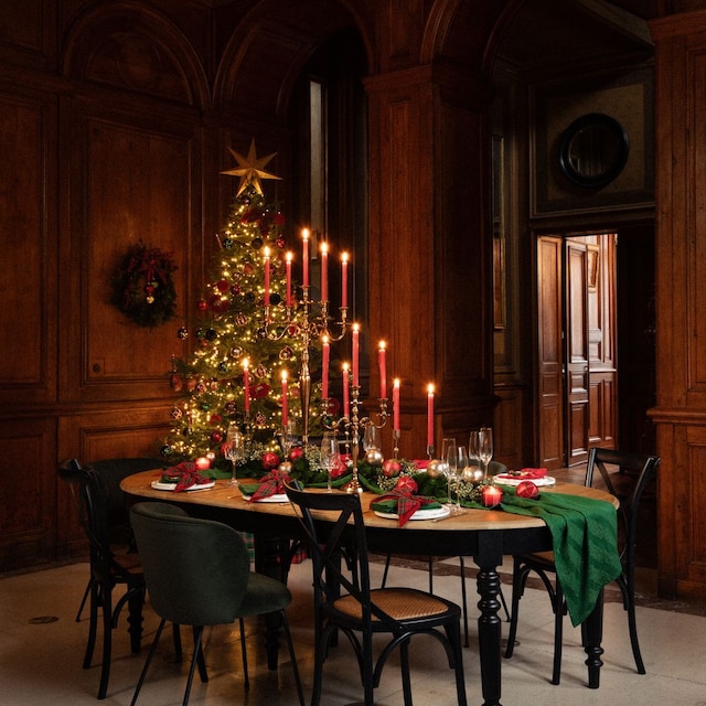 Mesa de Navidad vestida en los colores tradicionales rojo y verde