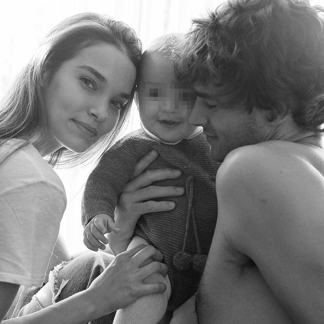 Gara Arias y Pepe Barroso con su hijo Marco de bebé