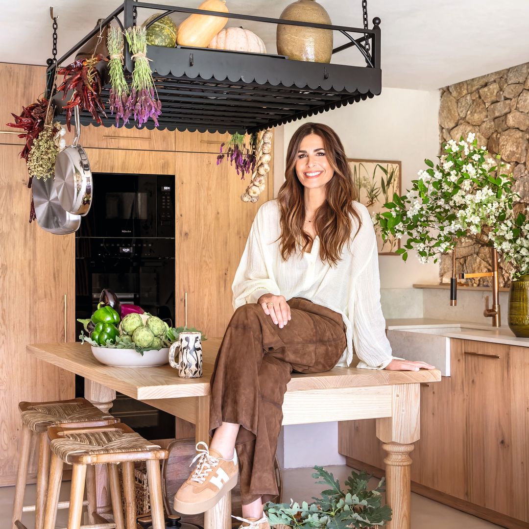 EXCLUSIVA. Nuria Roca nos abre las puertas de su espectacular nueva casa en plena naturaleza en Candeleda (Ávila): "El premio Planeta lo hemos invertido aquí"