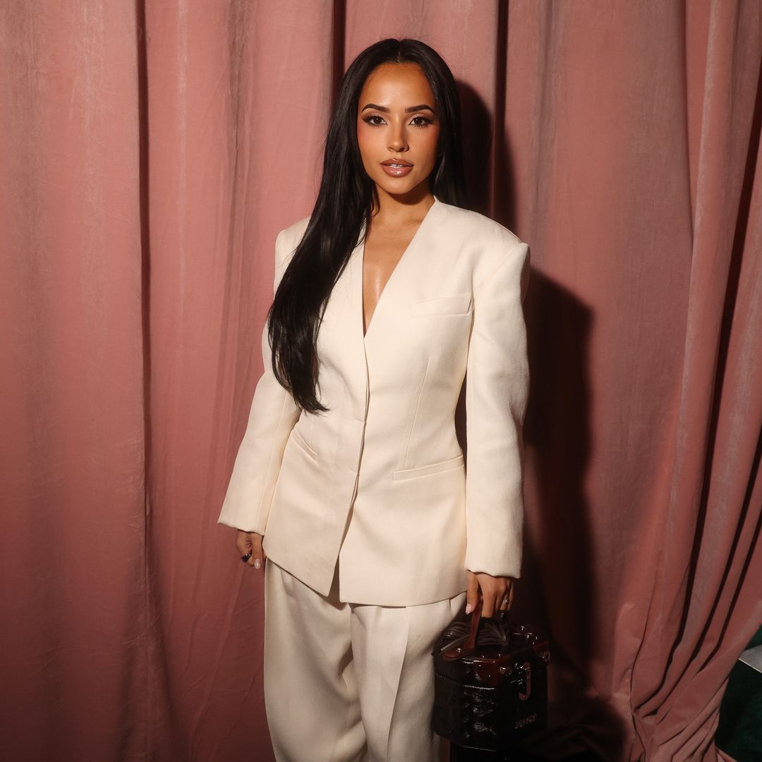 Becky G demostró que el traje blanco sigue siendo una tendencia para esta estación.