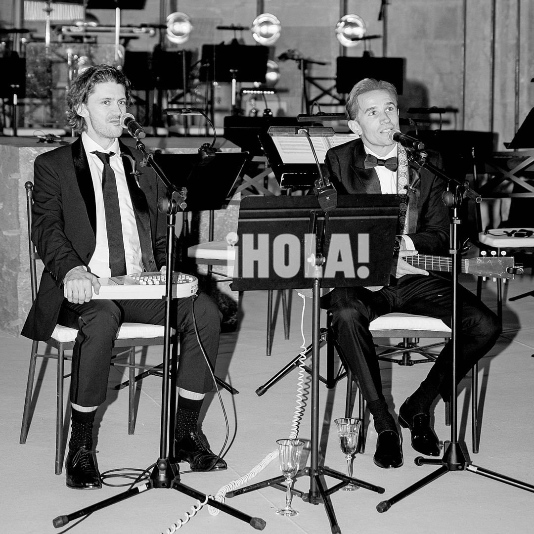 Jesse y Alex Bauer cantando para los novios