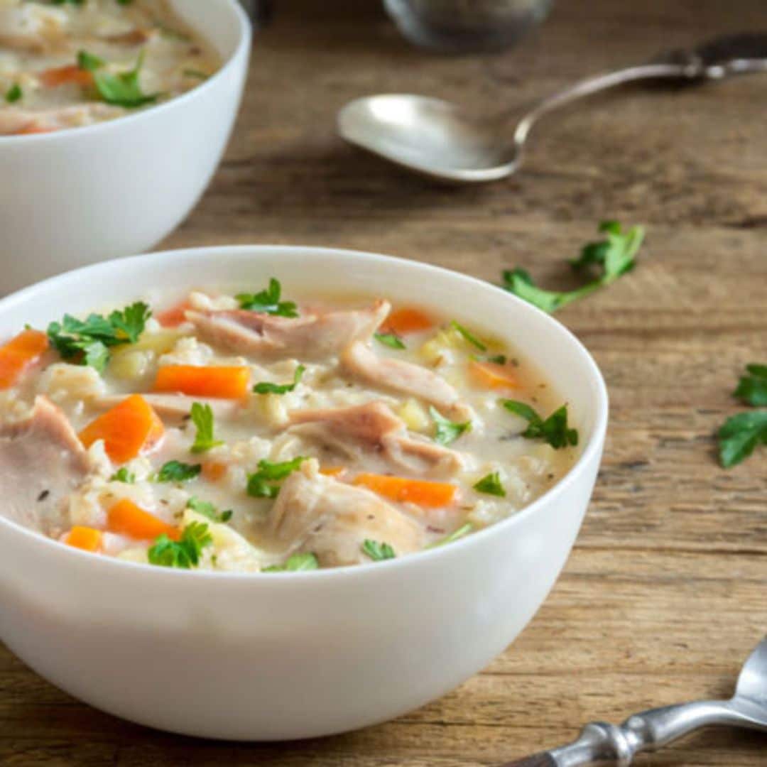 Sopa de arroz vaporizado con pollo y zanahoria