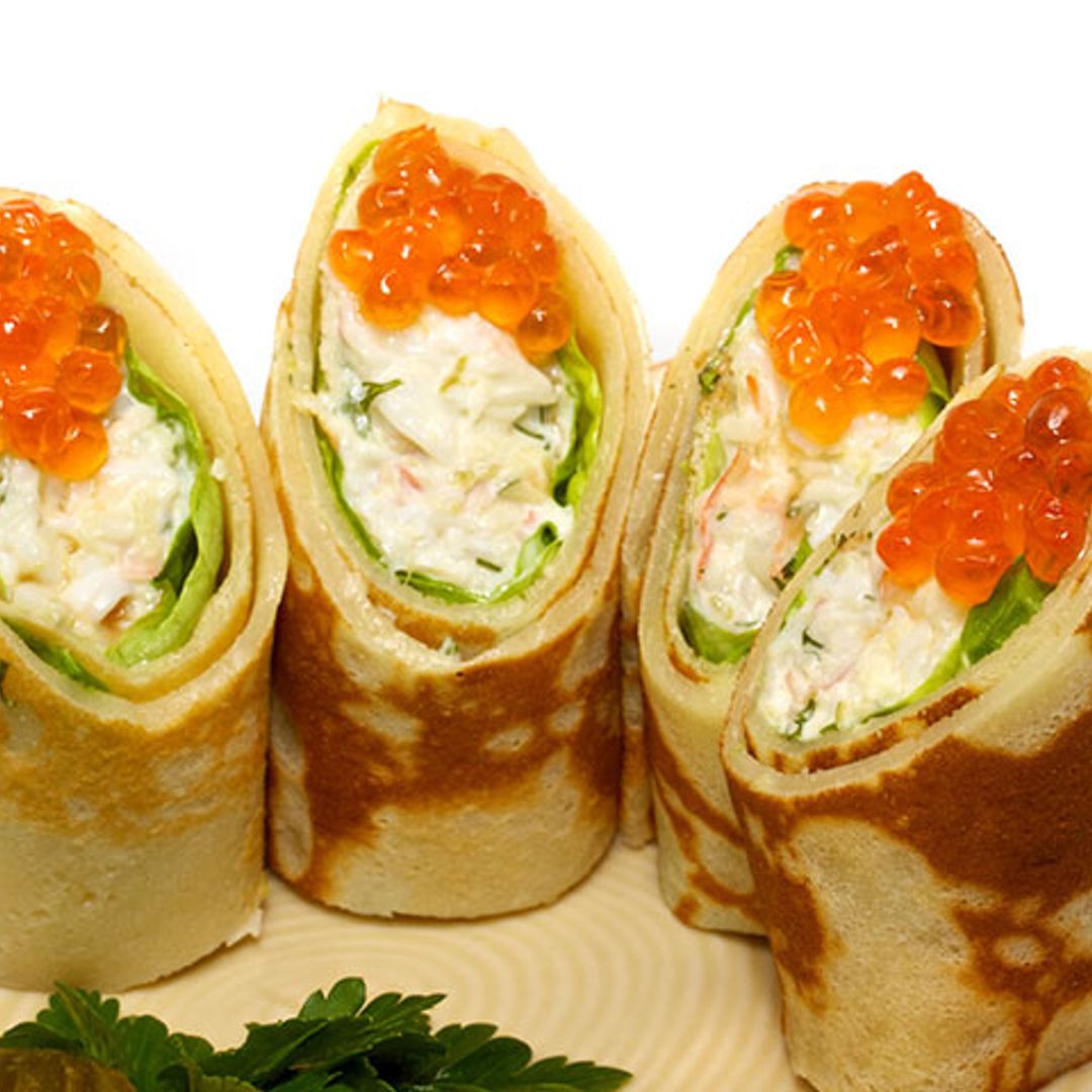 'Pancake maki-sushi' con pollo, queso crema y wasabi