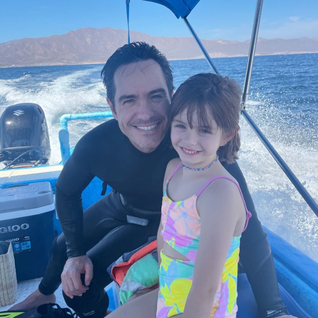 Con un paseo en altamar, Mauricio Ochmann y su hija Kailani dan la bienvenida al verano