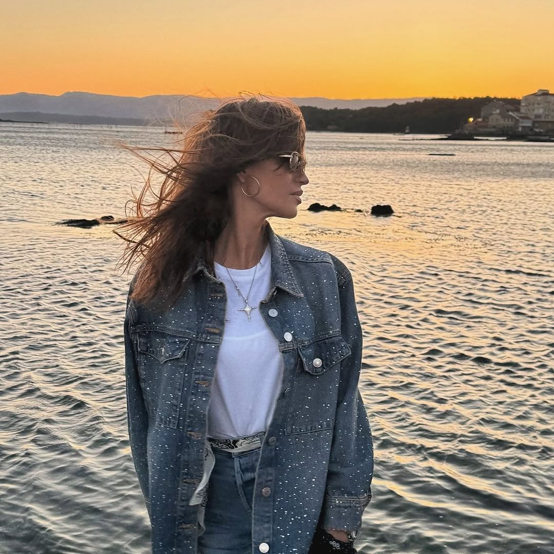 Sara Carbonero recupera su estilo más bohemio para la rentrée con la chaqueta de entretiempo que todas deseábamos en los 2000 (y ahora regresa)