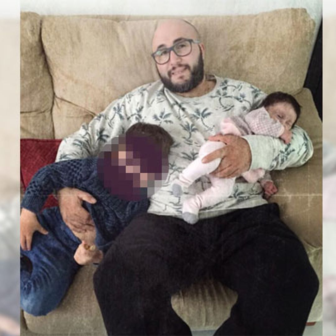 Kiko Rivera comparte la primera foto junto a sus dos hijos... ¿ves algo raro en ella?