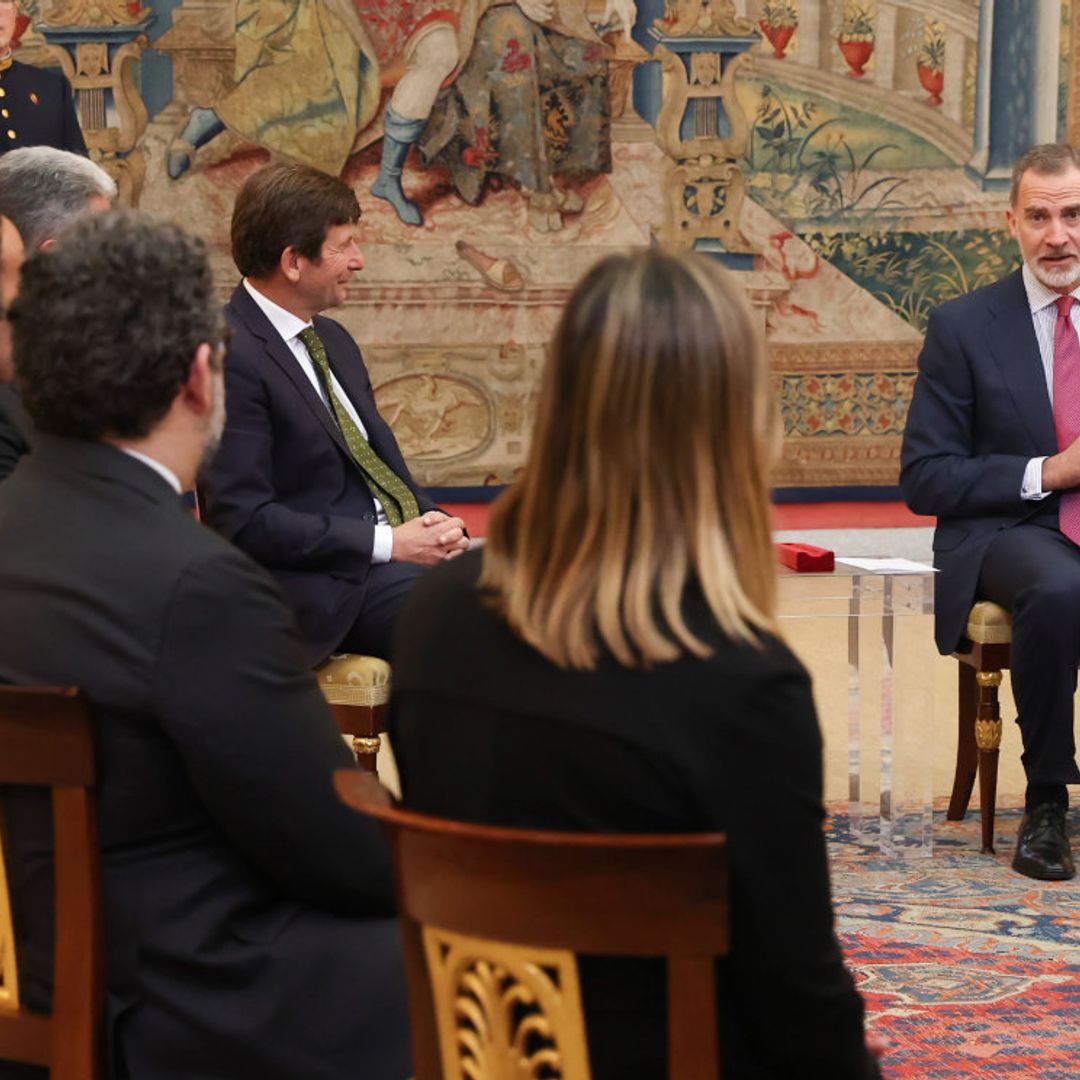 El Rey recibe a representantes del Real Club de Polo de Barcelona que le hacen un regalo muy personal