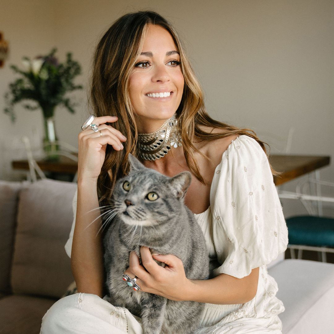 Sofía Ellar nos presenta a sus gatos Eme y Merlín, los otros 'reyes' de su casa: "No se separaban de mi tripa durante el embarazo"