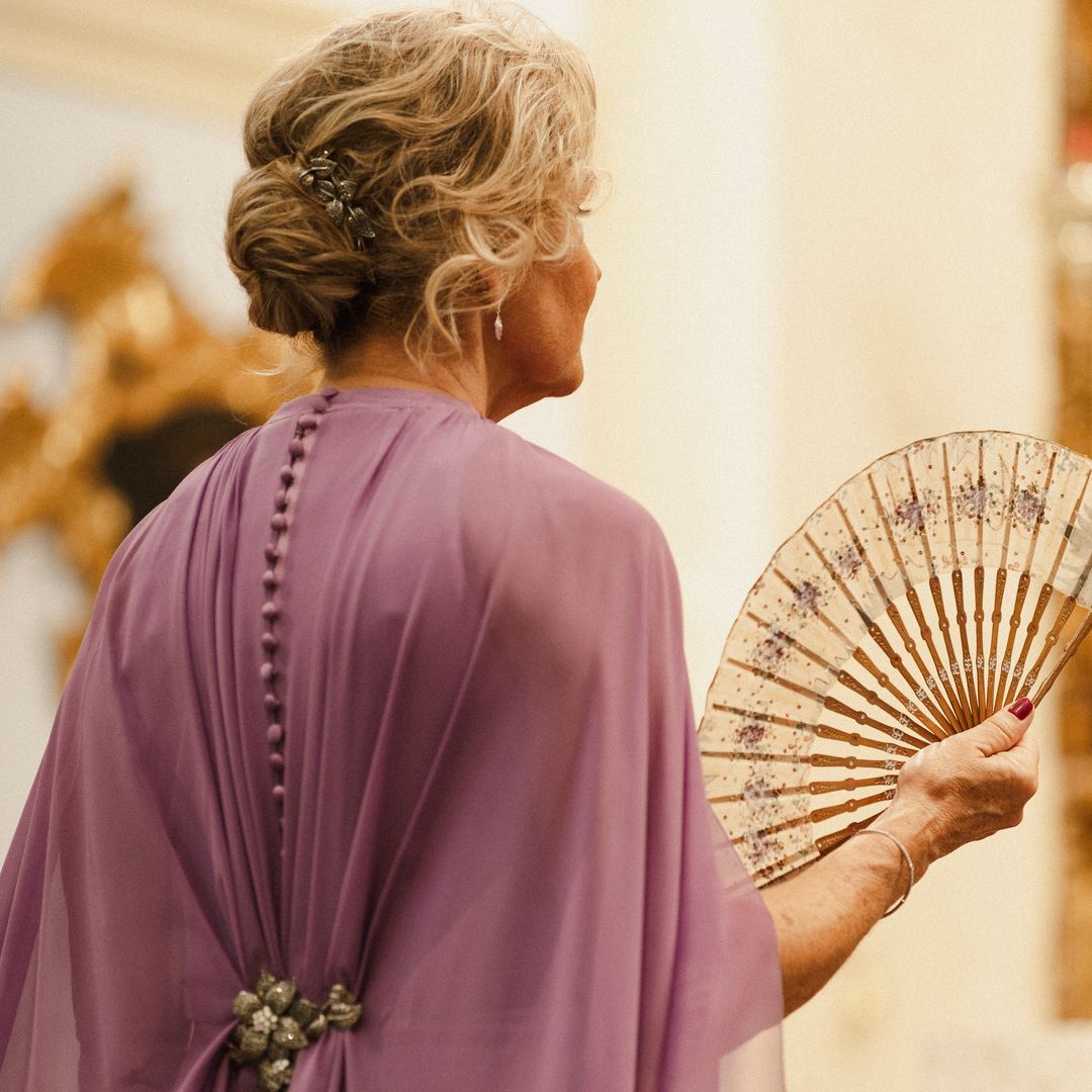 La madrina del vestido satinado diseñado por su nuera fue la más elegante de esta boda en El Puerto de Santa María
