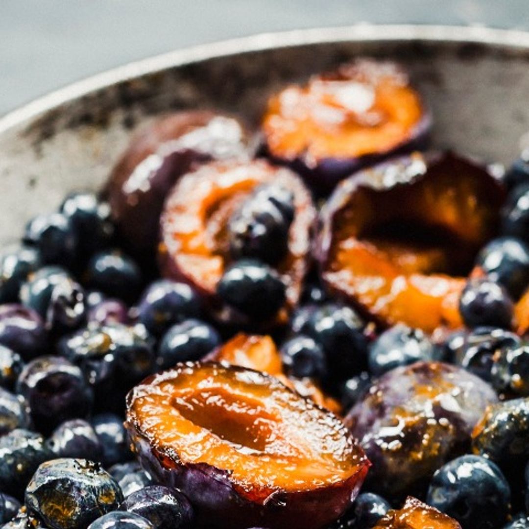 Sartén de arándanos y ciruelas caramelizadas