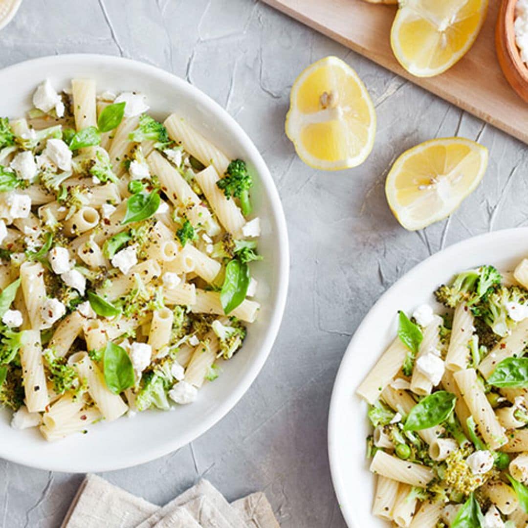 Mini 'rigatoni' con brócoli, requesón y albahaca