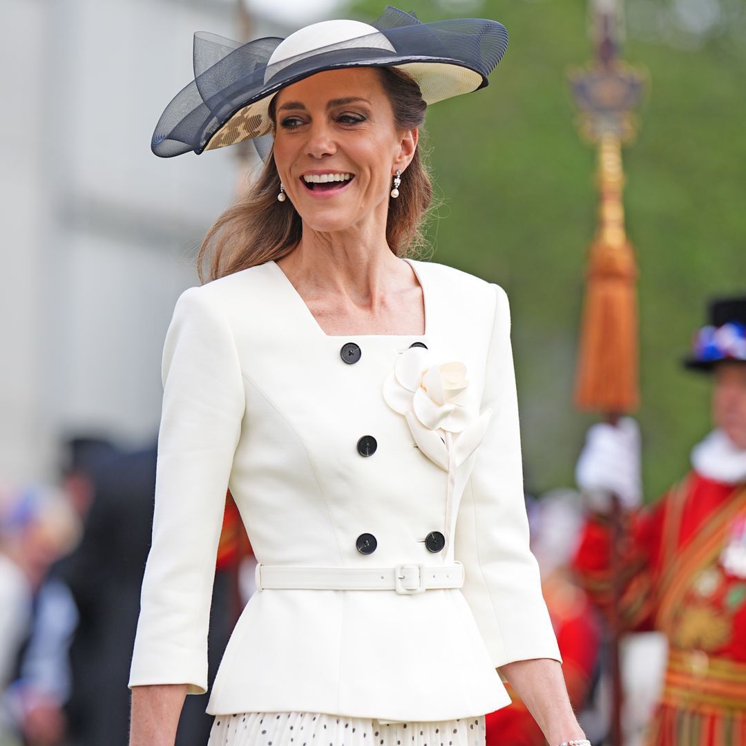 Kate Middleton brilla con un elegante look en blanco y negro en la fiesta de jardín de palacio junto al príncipe Guillermo