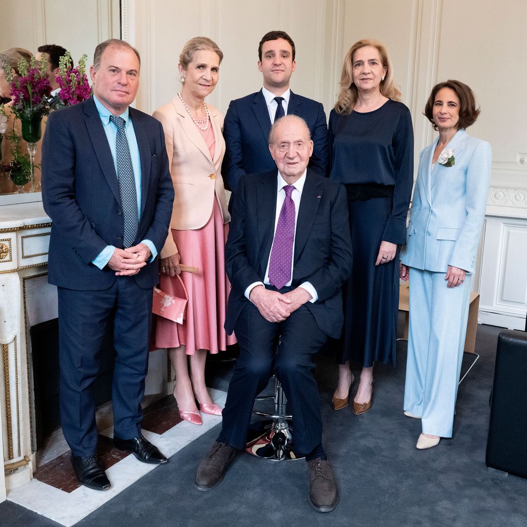 El rey rodeado por su familia en la asamblea nacional francesa 