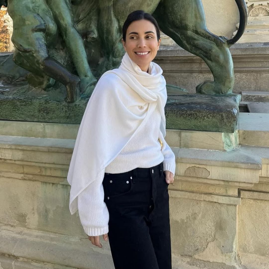 Bufanda o capa: Sassa de Osma transforma su look de básicos en segundos