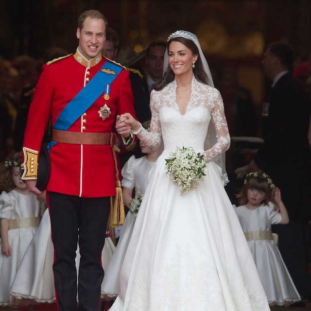 Plano entero de Kate Middleton y el príncipe Guillermo saliendo de la iglesia tras su boda