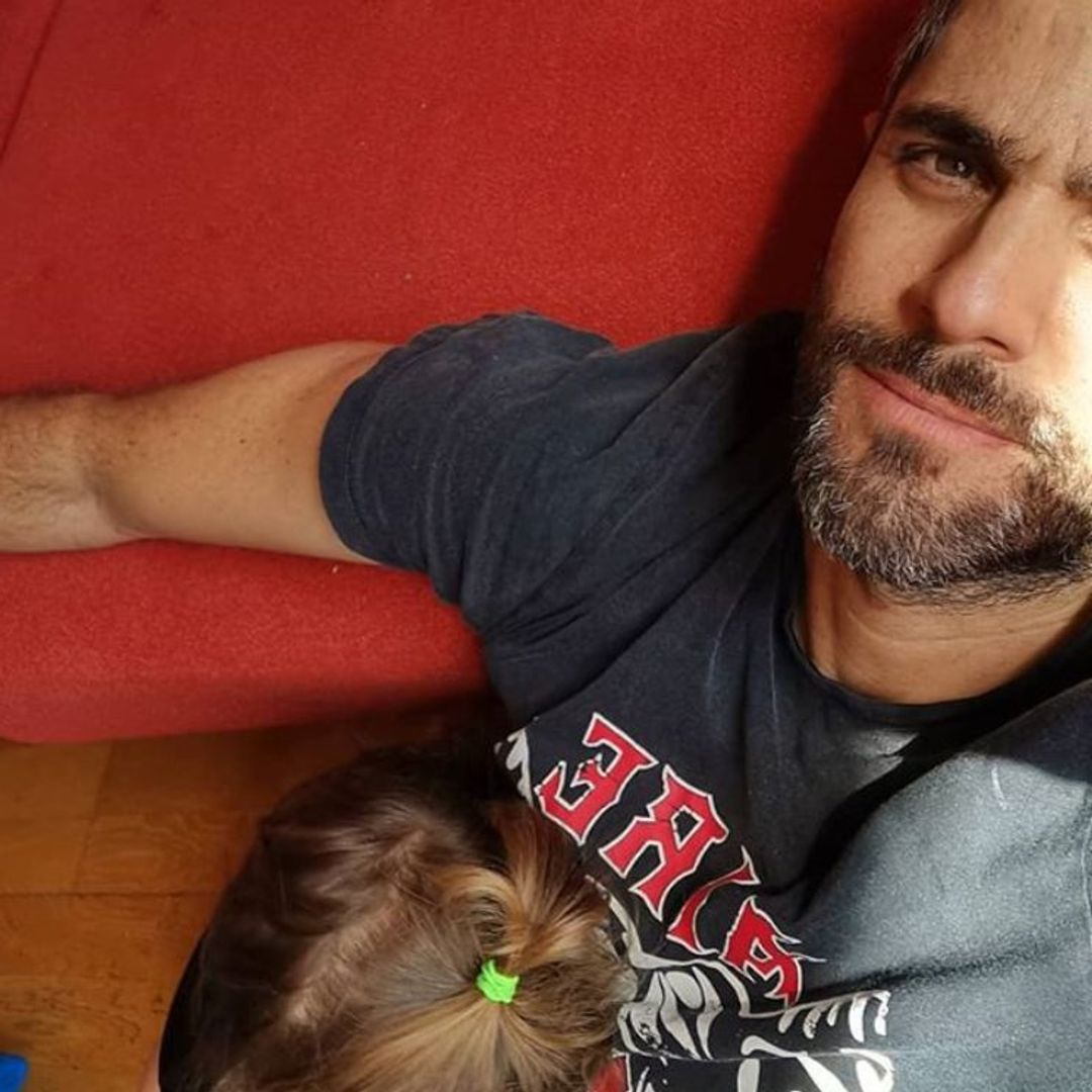 Cantando y con camisetas a juego: la euforia de Roberto Leal y su hija tras la victoria del Sevilla FC