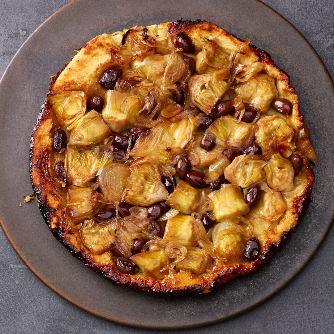 Tarta 'tatin' de alcachofas, cebolla y aceitunas