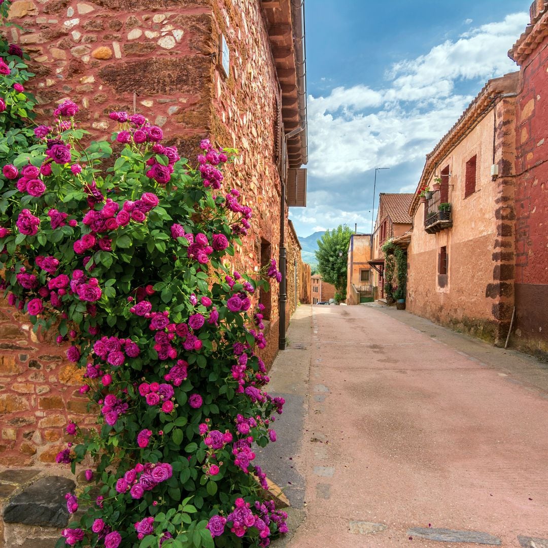 Un rincón de la sierra segoviana donde los pueblos son amarillos, negros o rojos y hasta la comida es de colores
