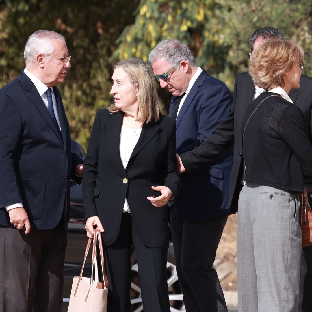La expresidenta del Congreso, Ana Pastor (2i), junto al senador del PP, Javier Arenas, en el tanatorio de Huelva para dar el último adiós a Fátima Báñez
