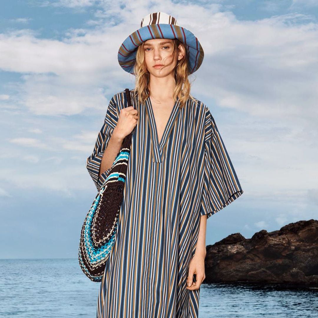 Rayas verticales + tejidos ligeros, las prendas más estilosas y favorecedoras que hemos visto en Zara esta semana