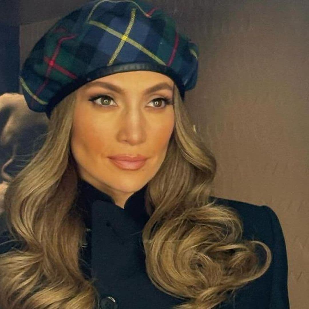 Desempolva tu boina: Jennifer Lopez nos enseña cómo llevarla esta temporada