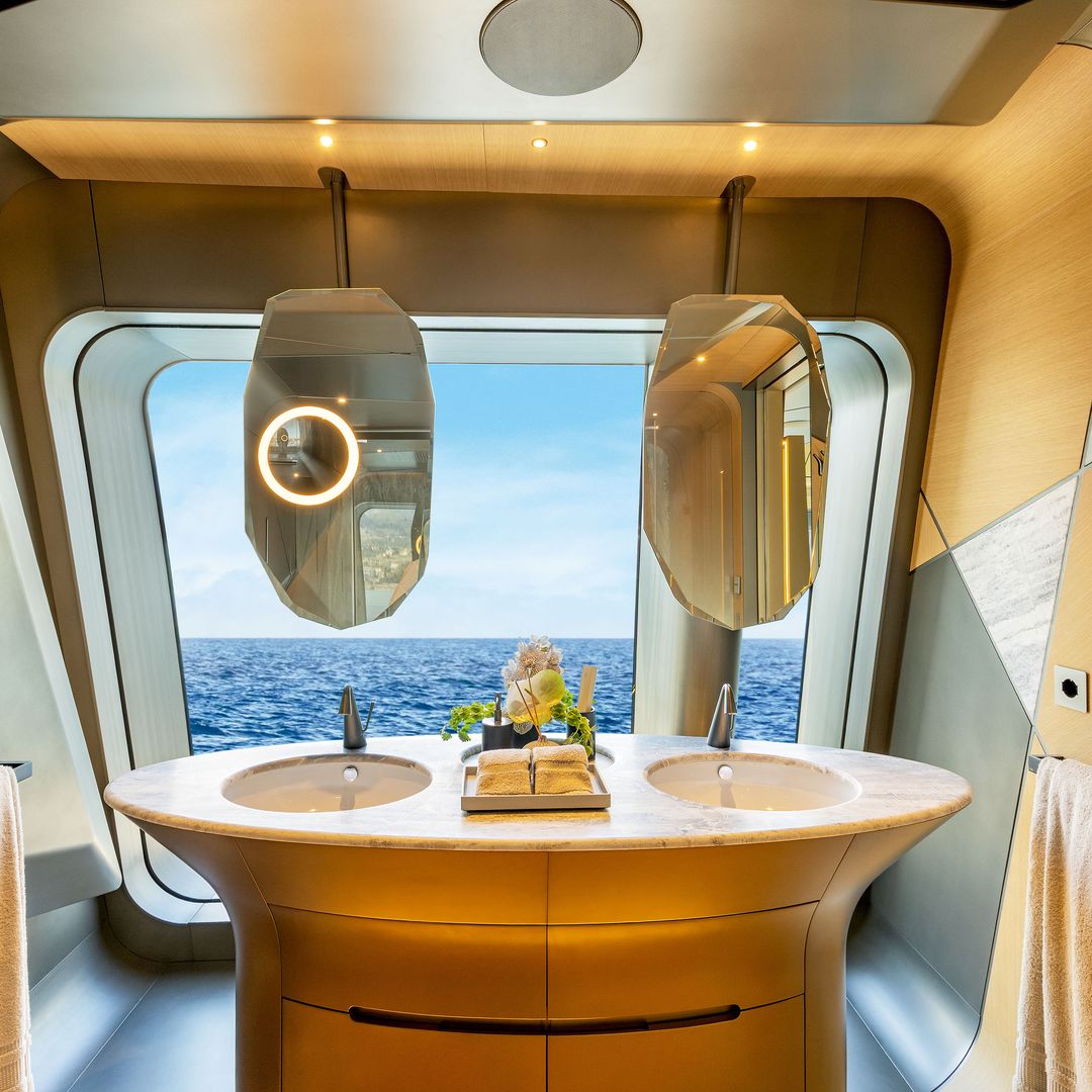 El lujoso baño con vistas panorámicas decorado por Christiana Panagi 