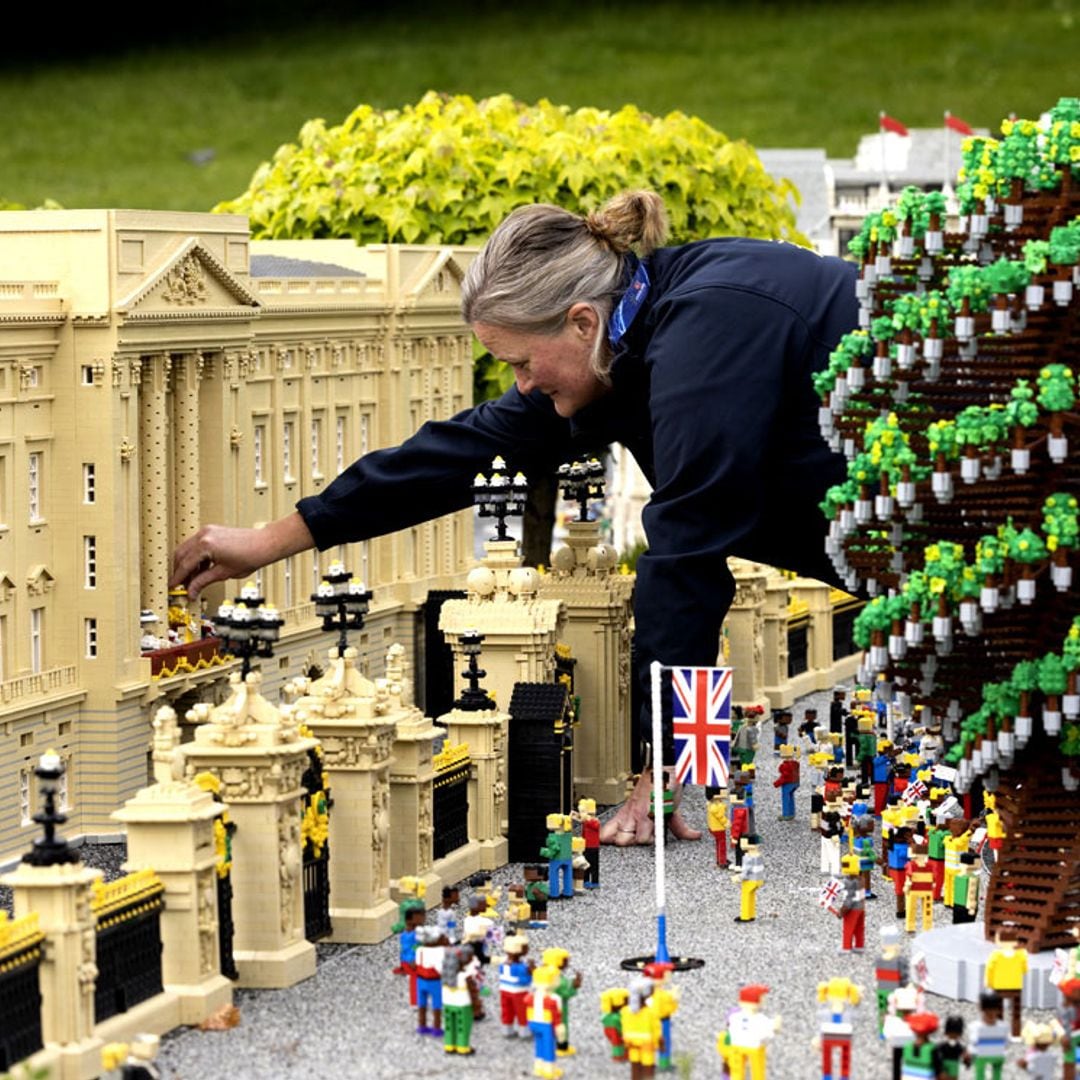 Un pastel gigante de Isabel II, 'merchandising' real, un Buckingham Palace de Lego... llega la locura por el Jubileo de Platino