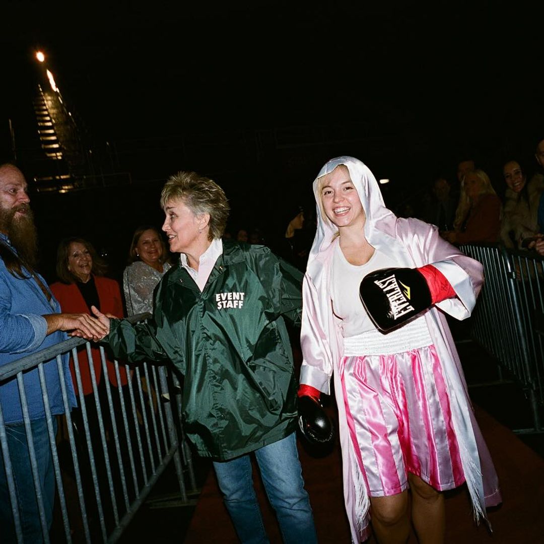 La actriz Sydney Sweeney junto a la boxeadora Christy Salters Martin 