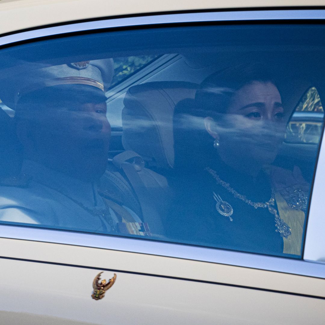 Los reyes de Tailandia, rotos de dolor en el funeral de la princesa Bajrakitiyabha tras tres años en coma