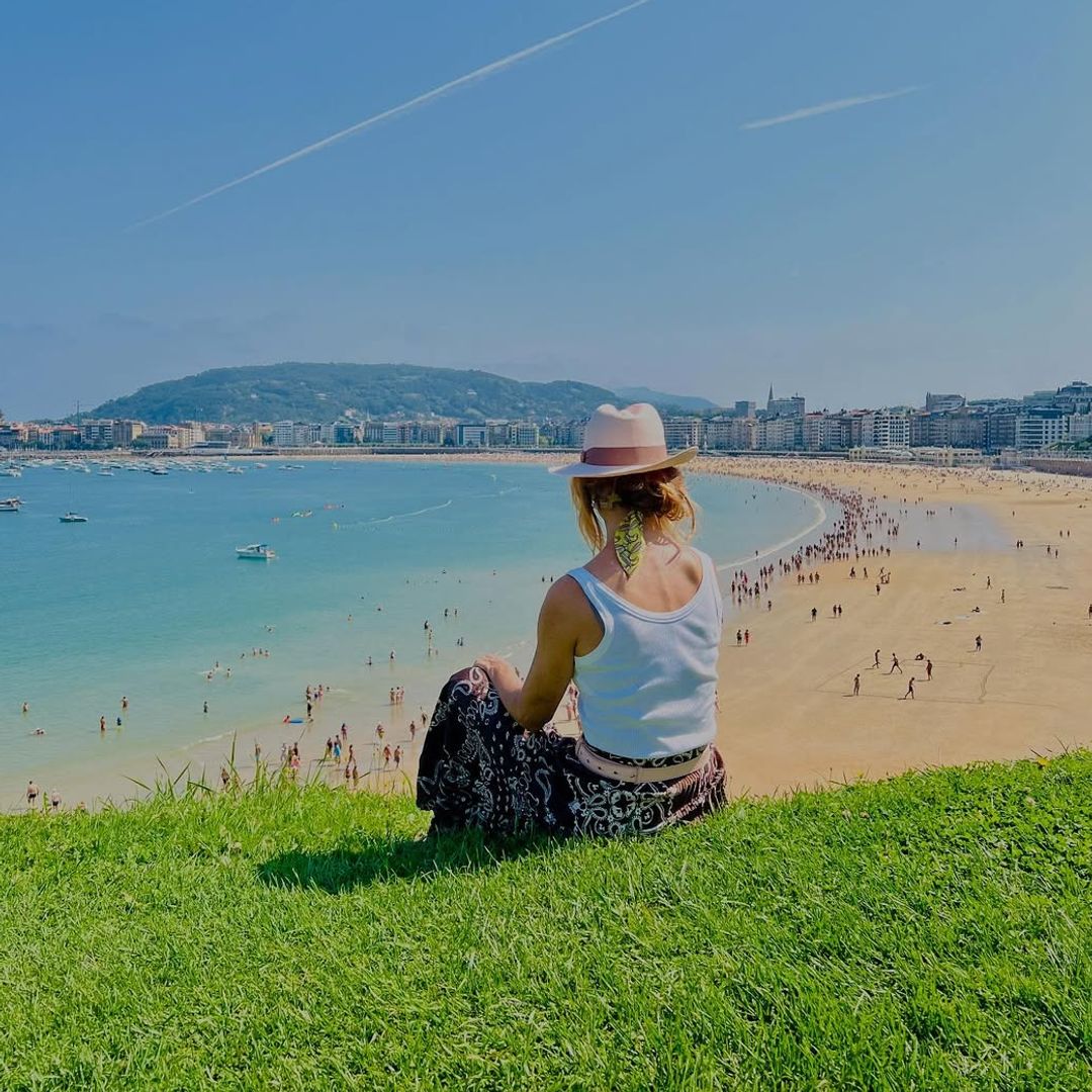 Emma García y la playa de La Concha de San Sebastián
