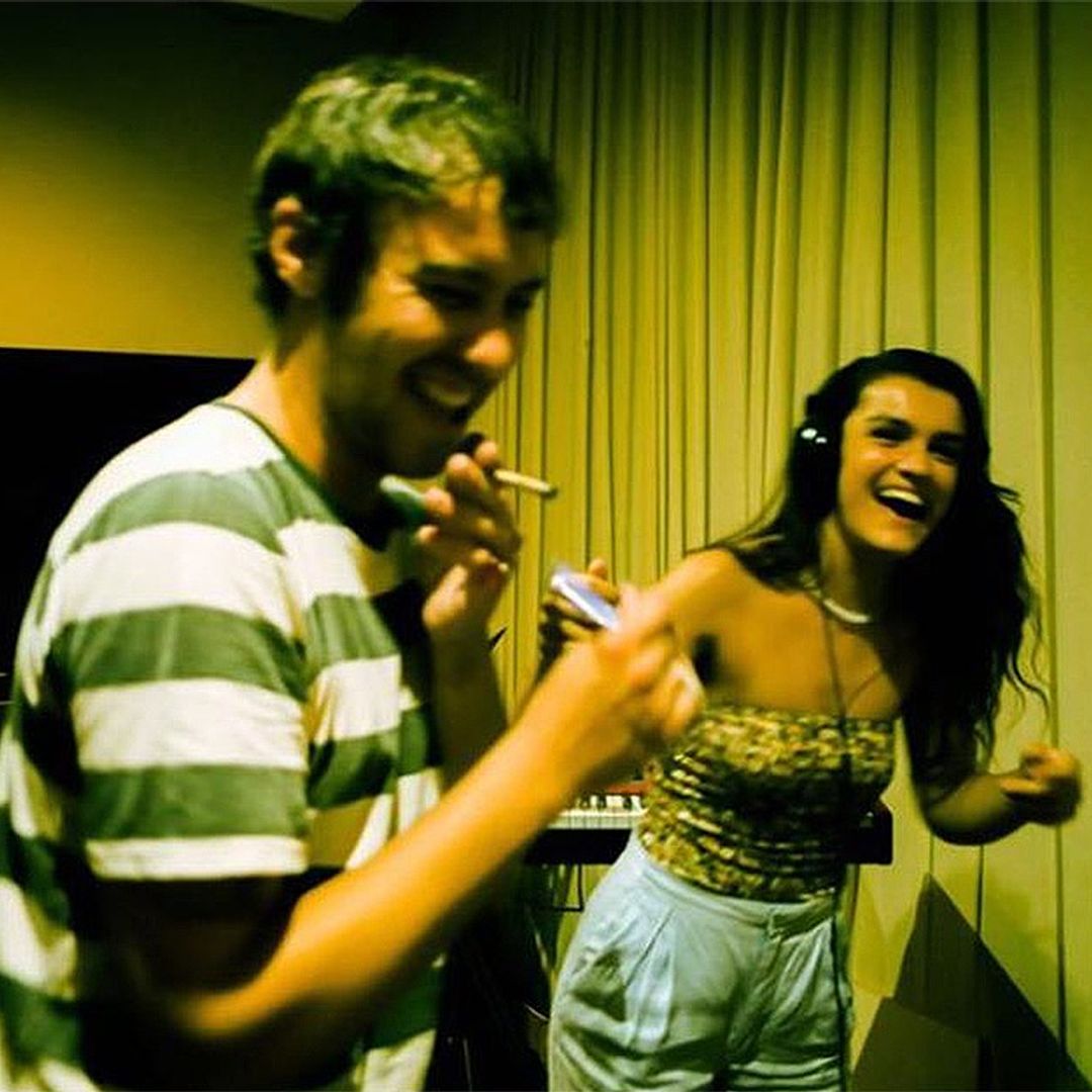 Amaia Romero y su novio ponen la banda sonora (con guiño a Sabina) al nuevo capítulo de 'Veneno'