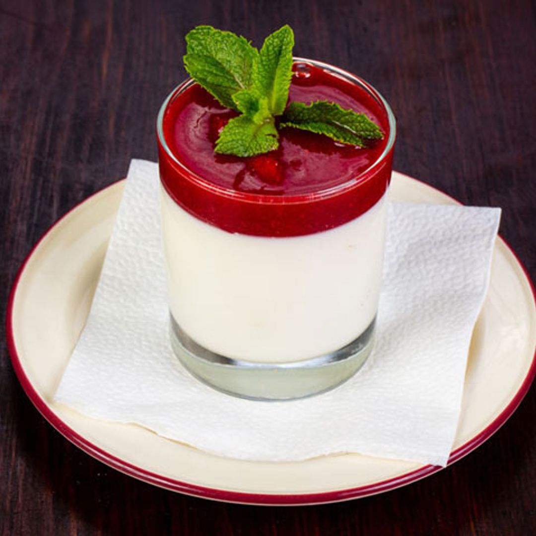 'Panna cotta' de vainilla con 'coulis' de frambuesas