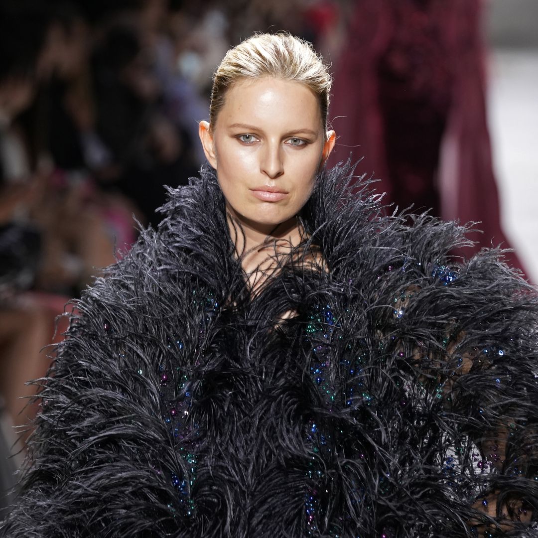 ¡Por ella no pasa el tiempo! Karolina Kurkova vuelve a desfilar en la pasarela más exclusiva