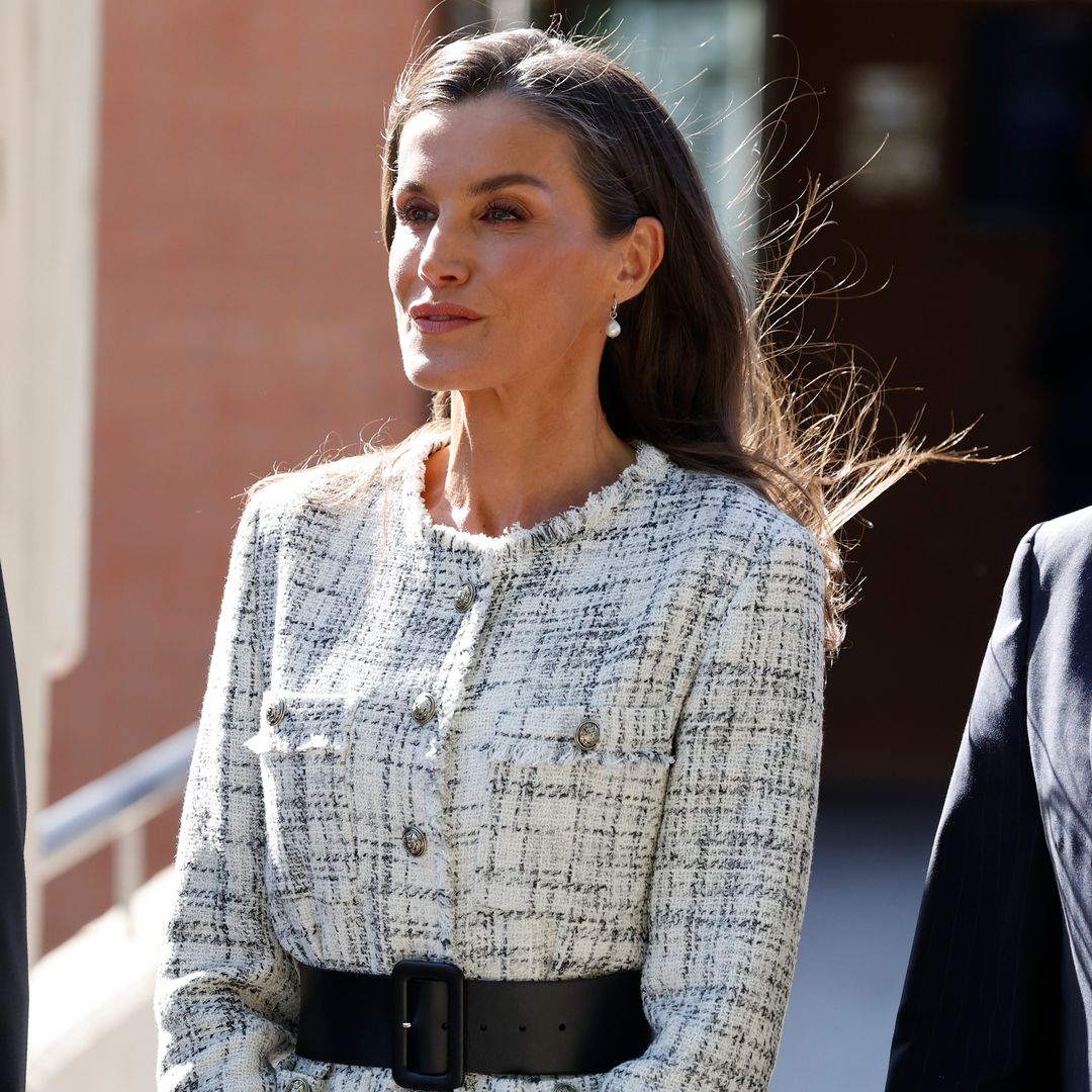 La reina Letizia presume de cintura en Salamanca con su chaqueta española de ‘tweed’ y un accesorio mágico
