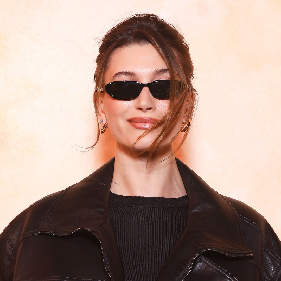 Hailey Bieber sorprende con una original pieza de archivo en Coachella