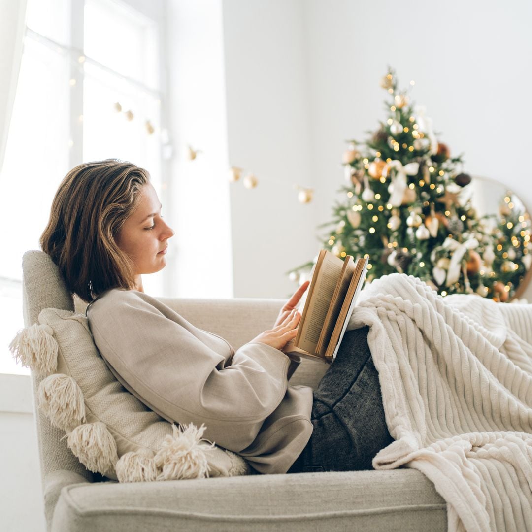 Tiempo de pausa y lectura en las fiestas: estas son nuestras 3 recomendaciones para relajarse
