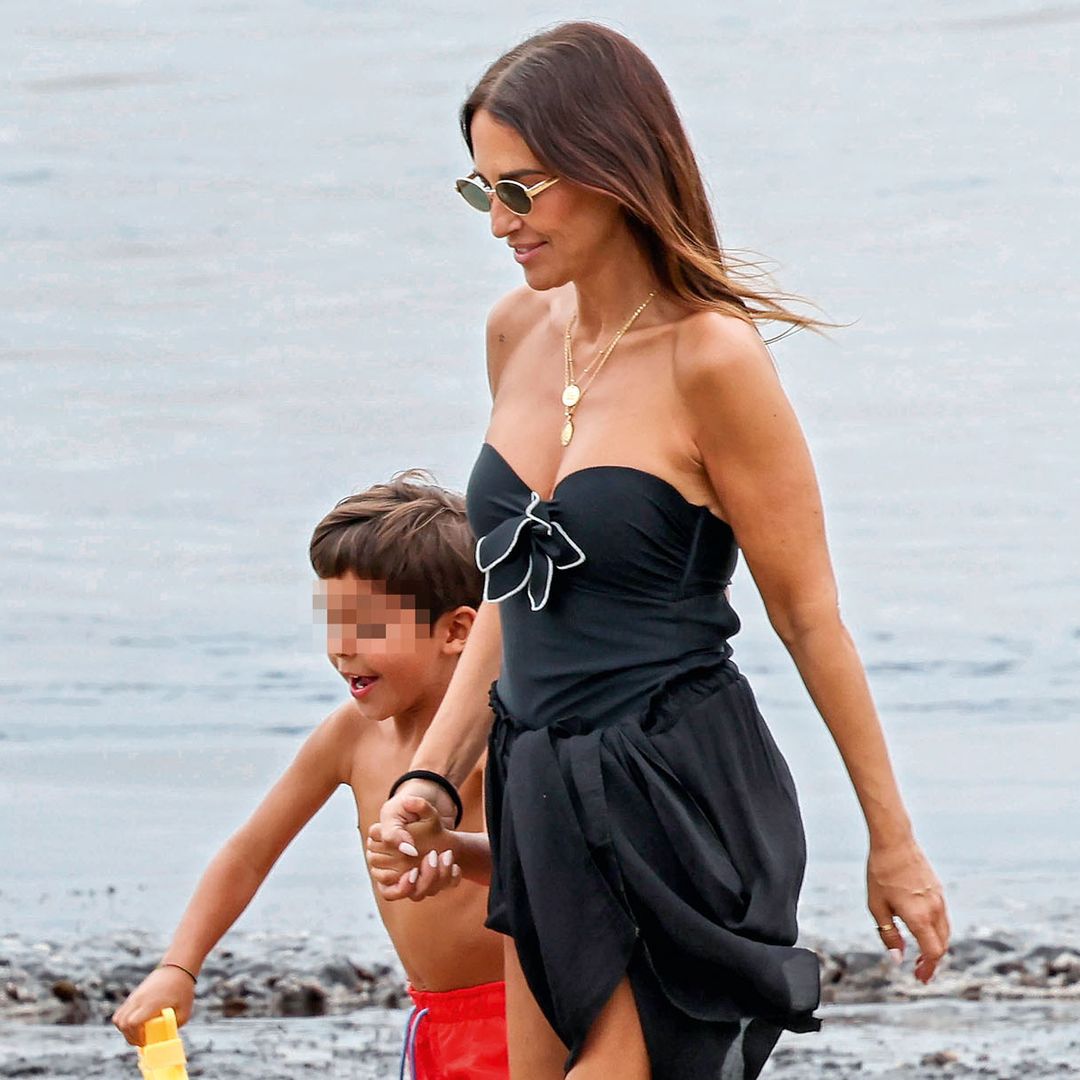 IMÁGENES EXCLUSIVAS. Paula Echevarría conquista Candás con los básicos perfectos para el verano: vestido vichy y un original bañador