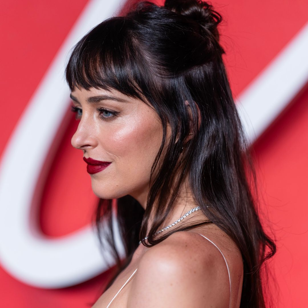 Dakota Johnson revela el labial que hará destacar tus ojos este otoño 2026