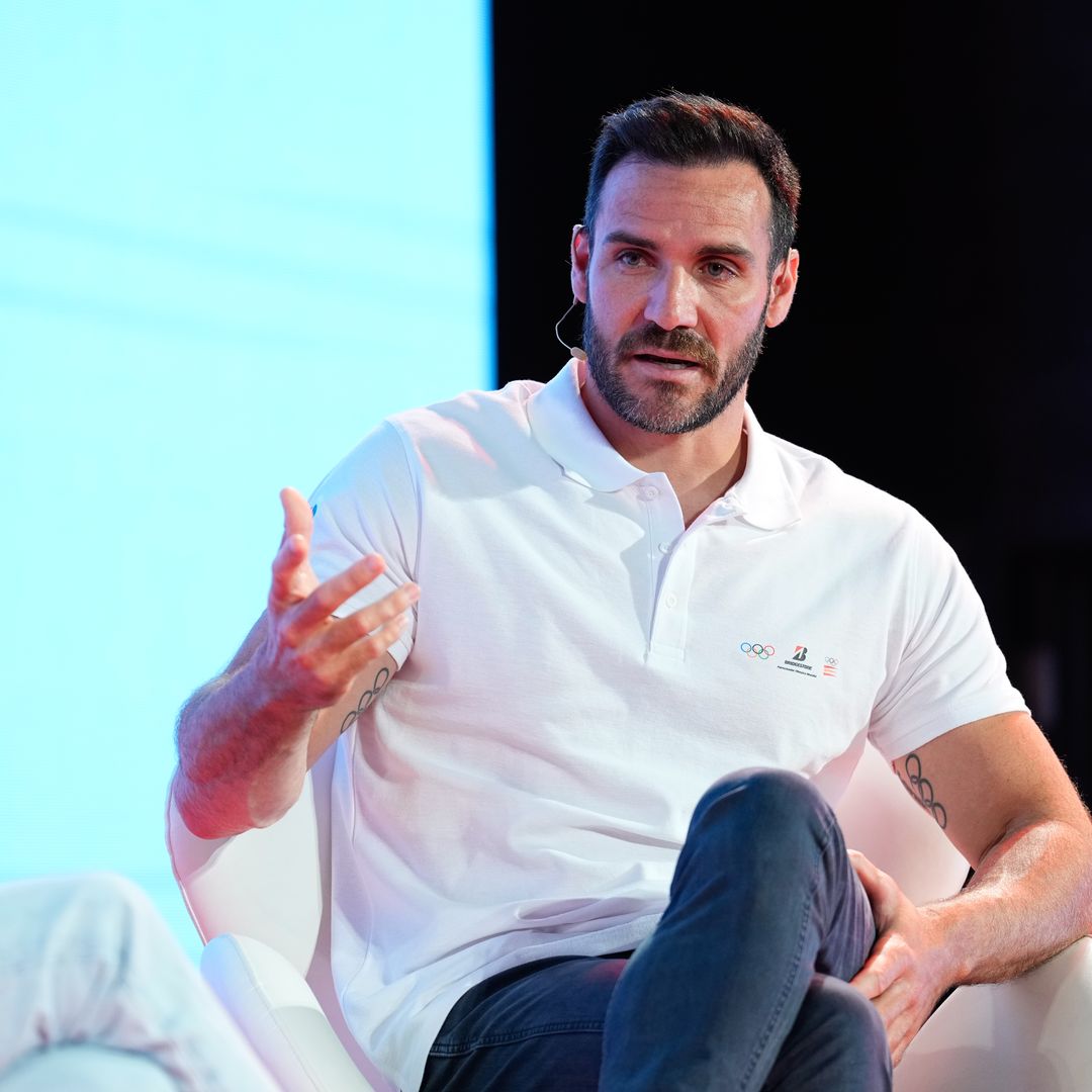 Simple por fuera, increíble por dentro: así es el tomate con burrata de Saúl Craviotto