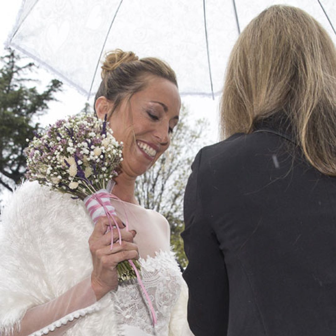 Bajo la lluvia y con un original vestido: así ha sido la boda íntima de Gemma Mengual y Enric Martín