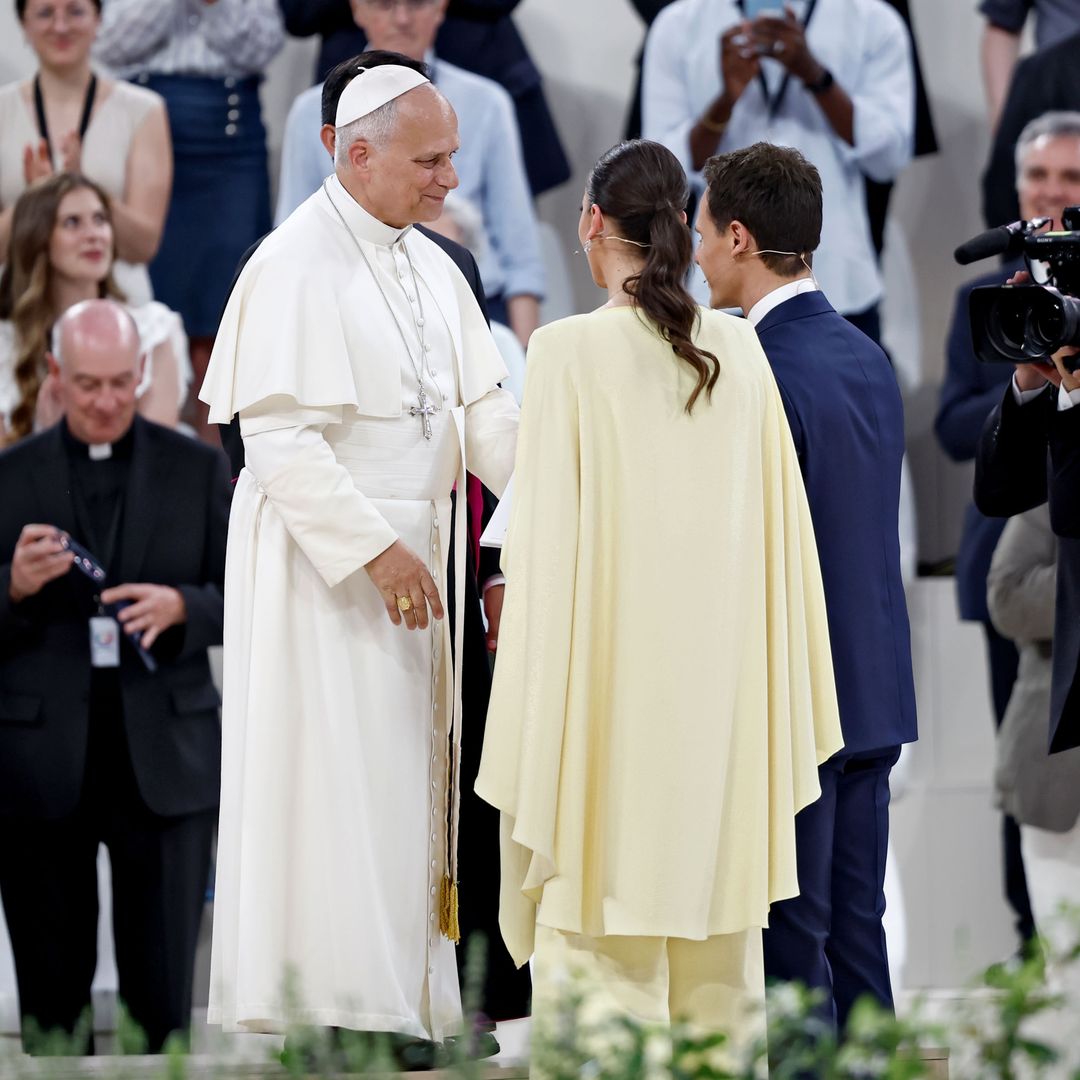 Patricia Pardo y Christian Galvez conociendo al Papa